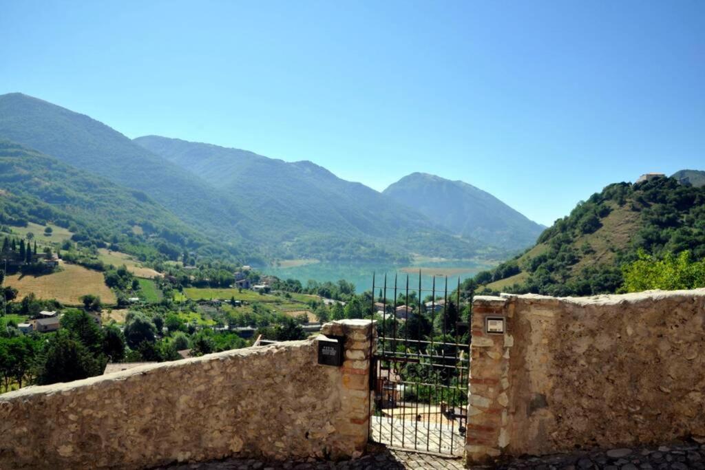 Stanza Con Terrazzo Vista Lago - Lakeholiday カステル・ディ・トーラ エクステリア 写真