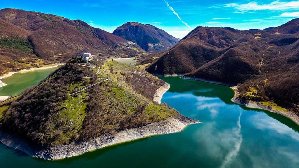 Stanza Con Terrazzo Vista Lago - Lakeholiday カステル・ディ・トーラ エクステリア 写真